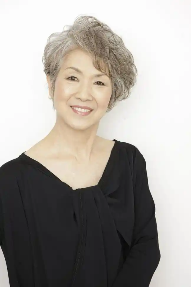 58到88的女性,发型这样剪,花白头发也很美