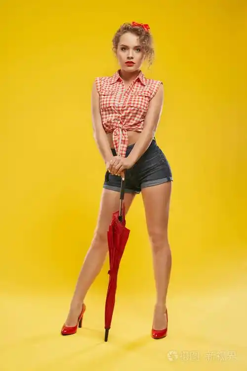 女孩撑伞在镜头前摆姿势的全身肖像