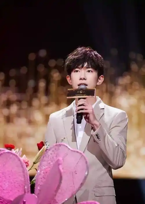 原创大明星易烊千玺也难逃期末考试考完千玺选择这样的方式放松