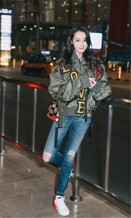 迪丽热巴启程米兰 机场摆拍 青春洋溢 自信迷人