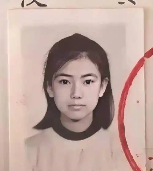 高圆圆证件照_高圆圆小学证件照被爆出浓眉大眼睛气质惊人(不少网友