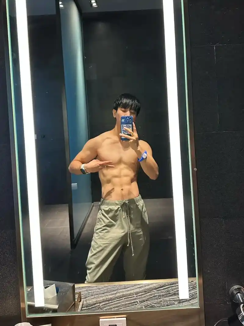 比耶7015.#薄肌男孩 #撩起衣服就是腹肌 #腹肌人鱼线 #体 - 抖音