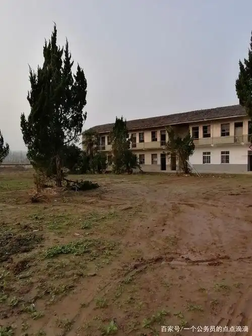 破旧不堪的小学