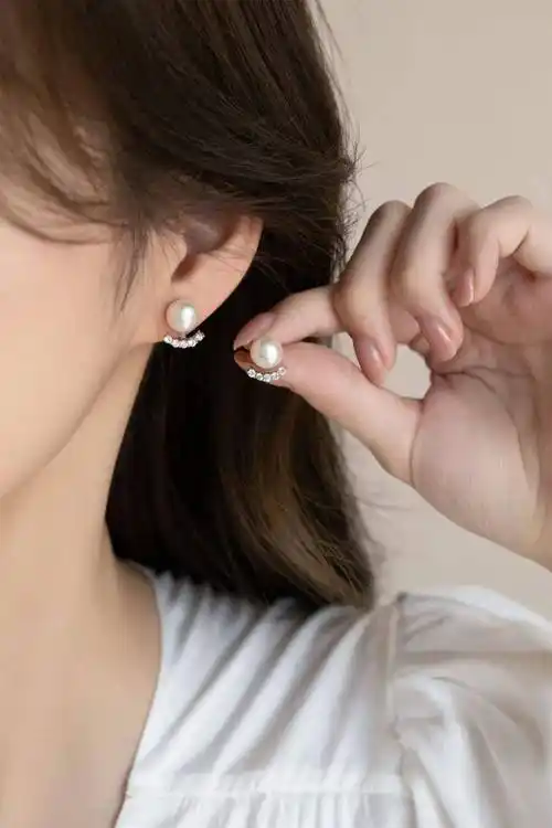 精选大尺寸的淡水珍珠搭配五颗锆石环绕,像散开的裙摆,优雅自信,也是