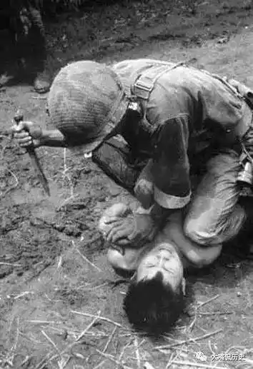 从照片中给我们传递出的信息是,南越士兵大概是要让这名北越战俘交待
