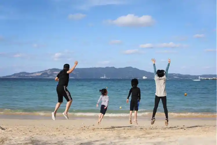 孙俪晒一家四口海边全家福邓超起飞姿势搞笑小花妹妹像鲤鱼打挺