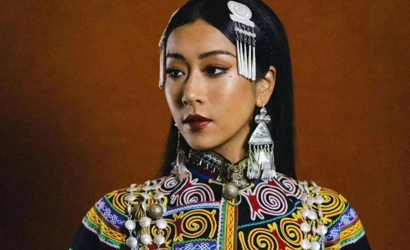 吉克隽逸彝族证件照