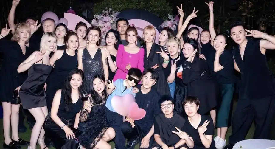 生日晒全家福,儿子高情商告白,陈晓的反应引网友猜疑_妈妈_照片_孩子