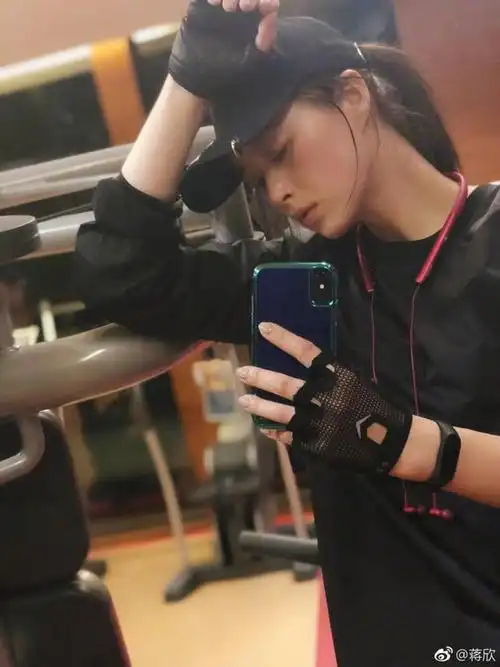 35岁的蒋欣疯狂减肥瘦出天鹅颈是要接新戏还是想谈恋爱