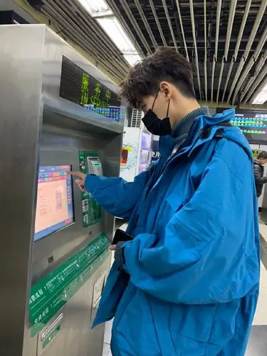 搞笑!大明星买票坐地铁被粉丝调侃太落伍 是不会用手机吗?