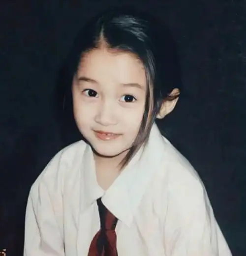 关晓彤短发童年照曝光脸颊肉嘟嘟超可爱