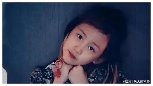 黄磊三胎儿子正脸曝光大眼圆圆超像爸爸人生赢家