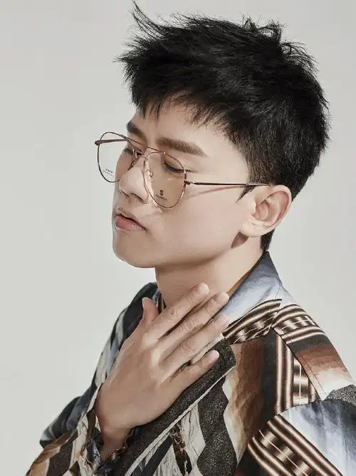 张杰演唱会排练照##张杰晒演唱会排练九宫格