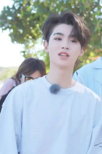 黄明昊,2002年2月19日出生于浙江温州,中国内地男歌手.