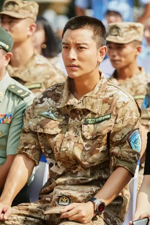 贾乃亮为戏减重20斤铸造热血伞兵发布会穿迷彩服展现军人风采