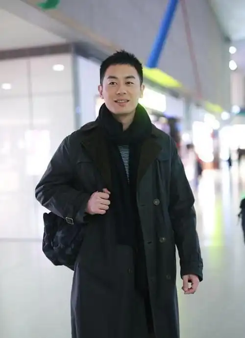 "行走的荷尔蒙"朱亚文现身某品牌活动 寸头西装尽显熟男魅力