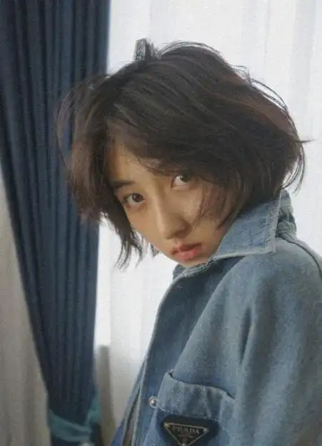 张子枫"少女感"把握得太有分寸了,就连站着傻笑,都满屏可爱