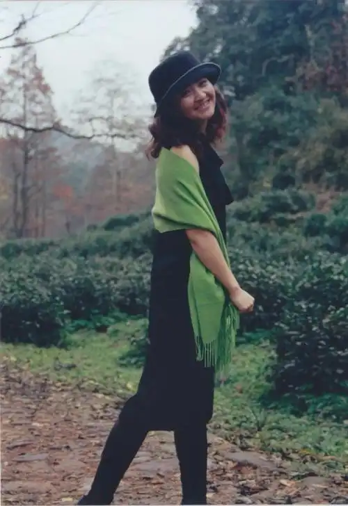 有一次在电视节上,沈洁见到了当年与她一起拍摄《城南旧事》的张丰毅.