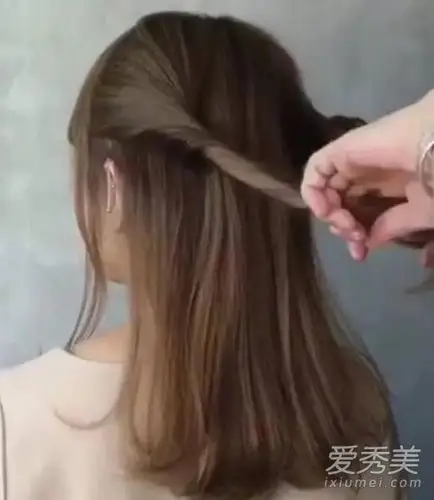 中长发扎一半怎么扎好看 简单中长发半扎发教程