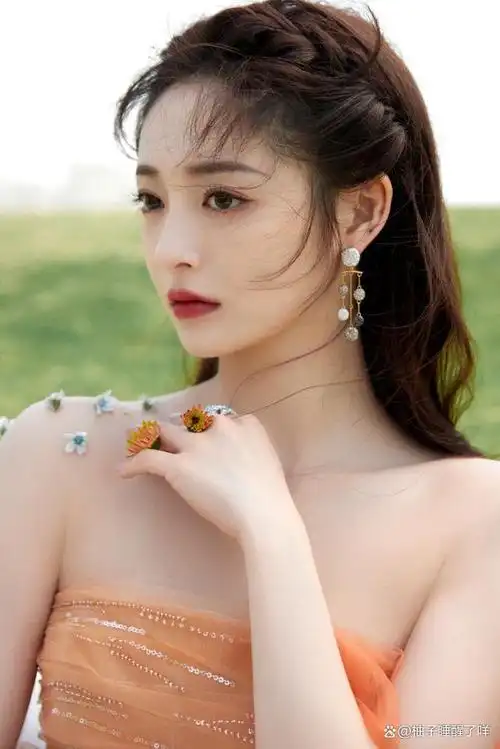 周洁琼露肩嫩黄长纱裙太美了,低头微笑的样子像公主!