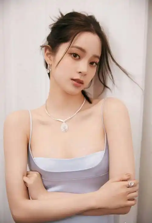 欧阳娜娜吊带抹胸裙性感写真_镂空_设计_裙子