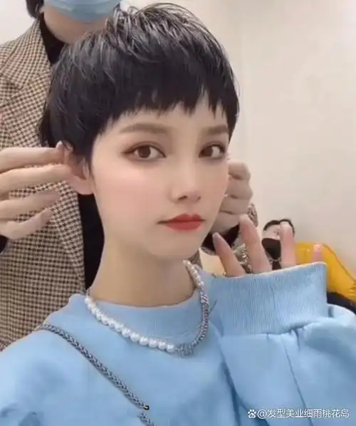 其实锯齿头是一款可以变得很时尚的发型,适合小鹅蛋脸小圆脸的女生