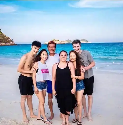 梁家辉晒全家福双胞胎女儿大长腿抢镜老婆颜值不高却备受宠爱