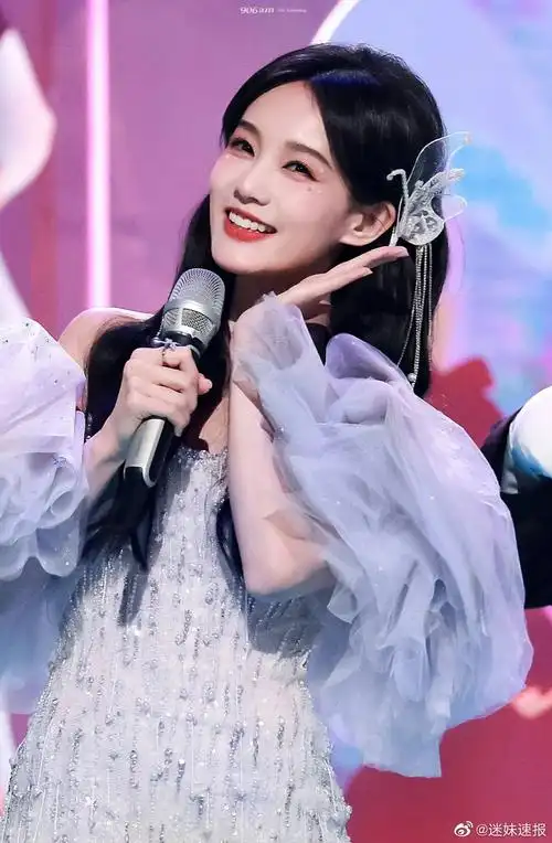 李一桐笑起来眼睛弯弯的好漂亮