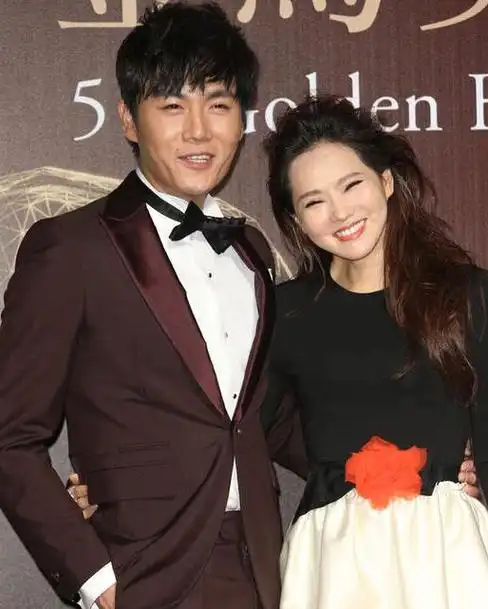 2月24日,伊能静首度承认与秦昊的恋情,两人相差10岁.