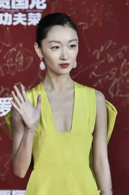 第11届北京电影节开幕红毯周冬雨一袭长裙元气满满