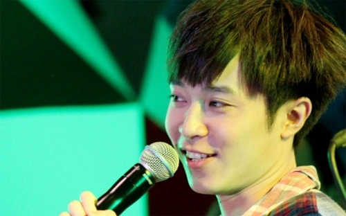 吴青峰千里探班张钧甯,却被其晒熟睡照,网友大呼这样的友情真好