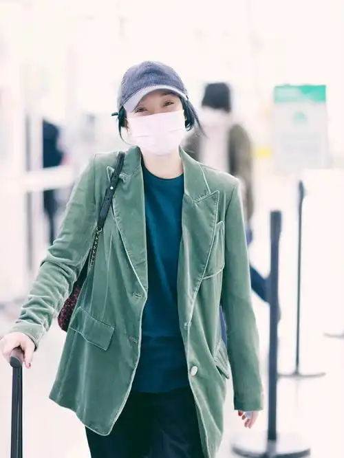 周迅身着less精工系列西服外套现身机场