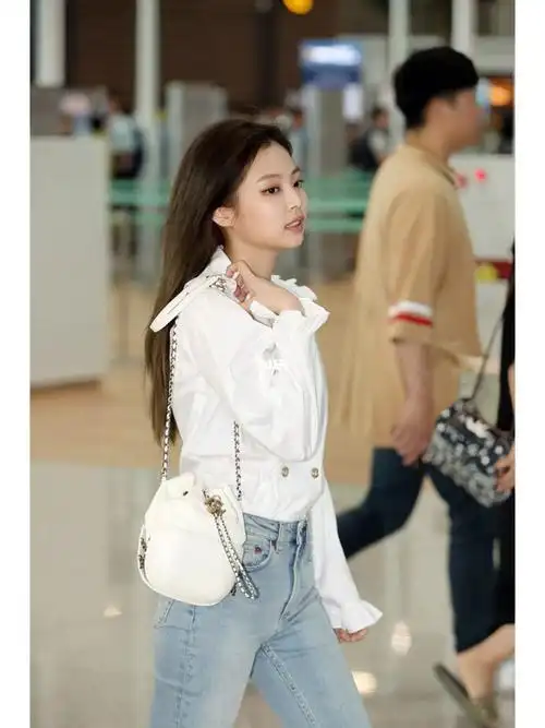 jennie今日机场街拍出发看秀,梦回五年前!