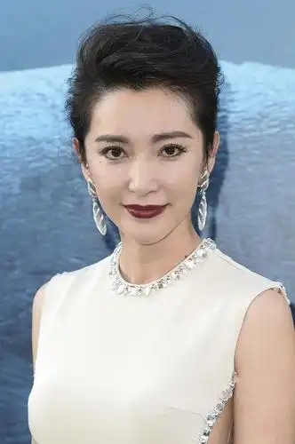 李冰冰无修图曝光,穿露背礼服老态尽显,衣服真坑人