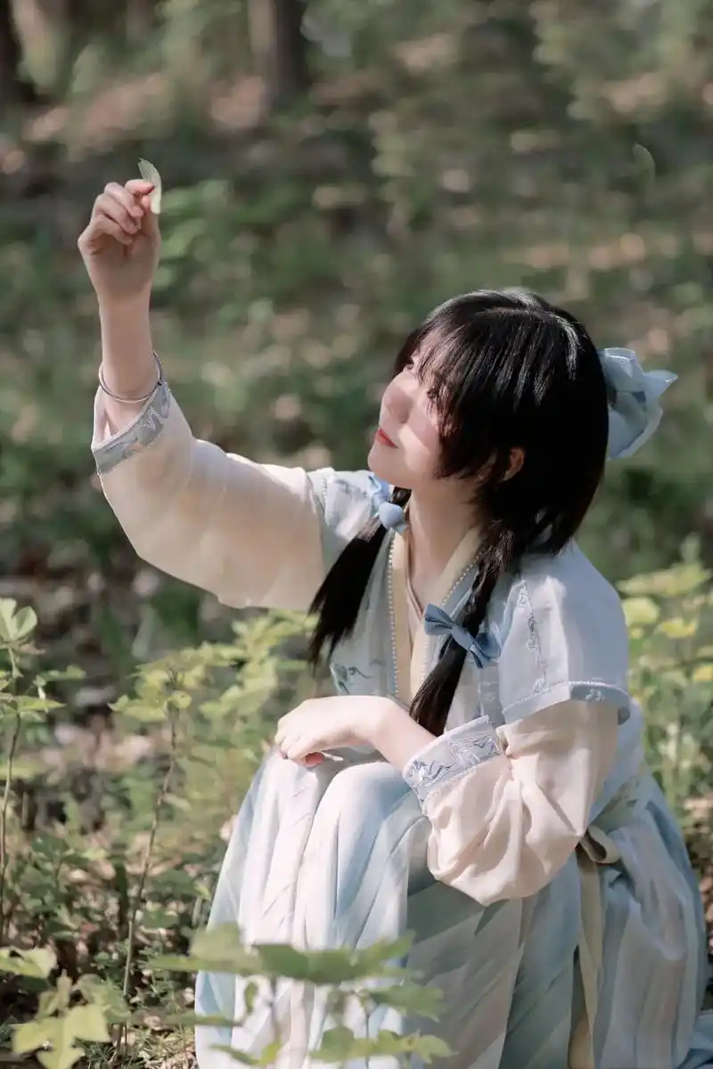 "做个山中逍遥快活的散仙可好"#汉服 #汉服写真 #拍照  - 抖音