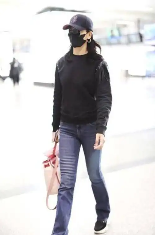 刘涛在机场被围观她脸干巴巴的还很黑而且走路姿势太不好看