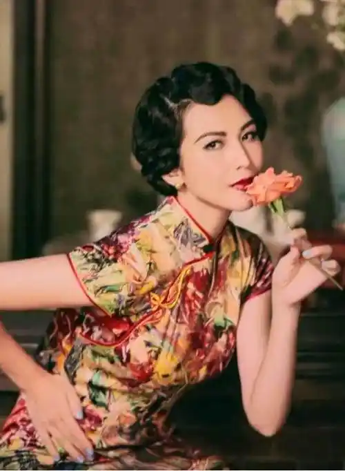 朱茵穿旗袍很美,但与蔡少芬比起来,不仅身高是硬伤,连气质都输了不止