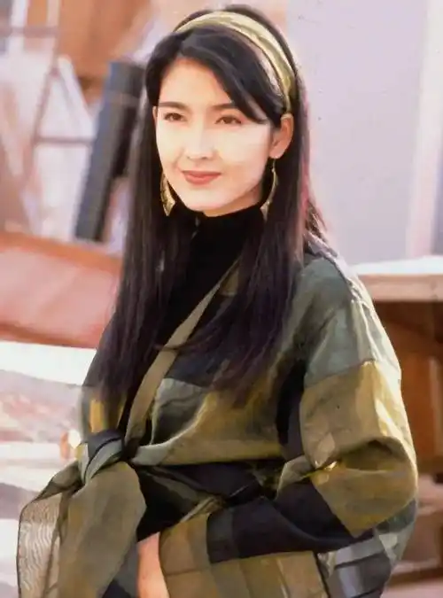 看到57岁的周慧敏,我悟了:穿衣温婉高级,发不烫不染,优雅老去_风格