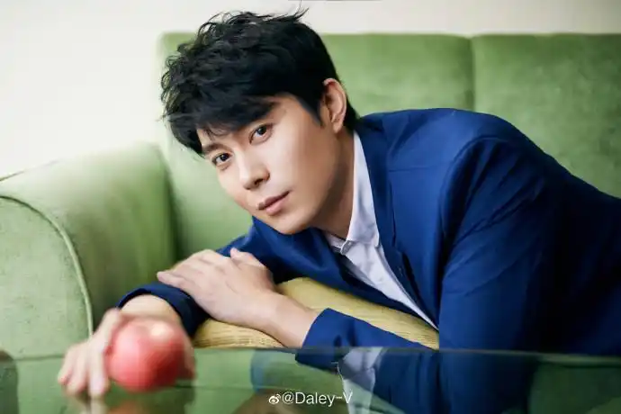 #v-style#@演员艾伦allen身穿蓝色西装出席品牌发布会!生活需要仪式感