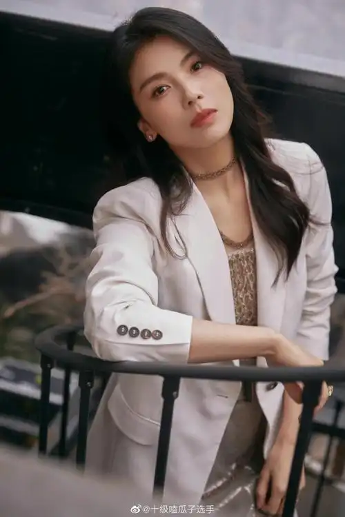 刘涛米兰时装周生图##刘涛香槟色露腰造型