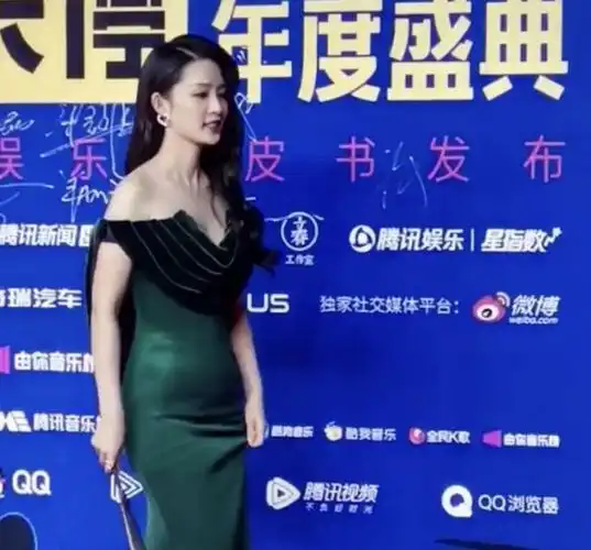 李沁参加盛典,穿紧身长裙小肚子微微隆起,网友:像生过孩子