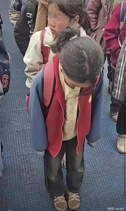 网传一小女生冬天脚穿凉鞋在校引热议,网友:一双被盛世遗忘的脚