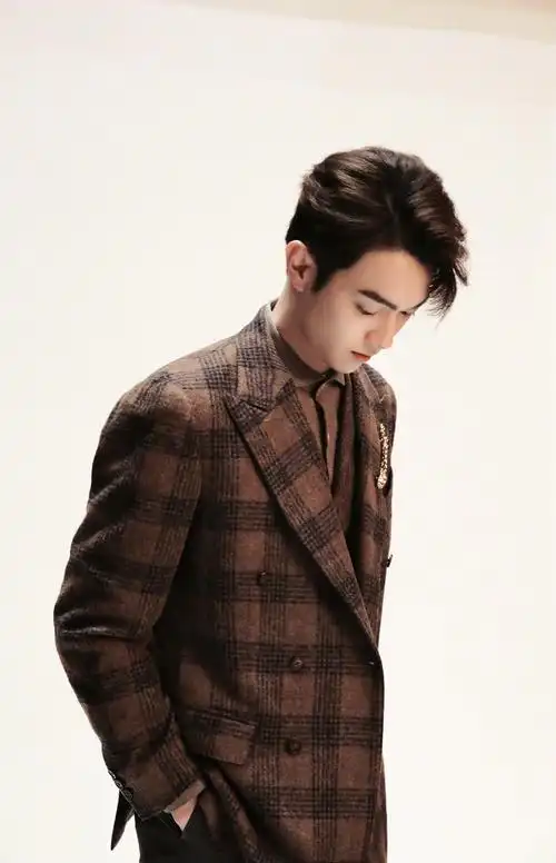 真的有被许凯这组营业照帅到