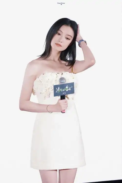 倪妮白色玫瑰抹胸短裙##漫长的告白首映