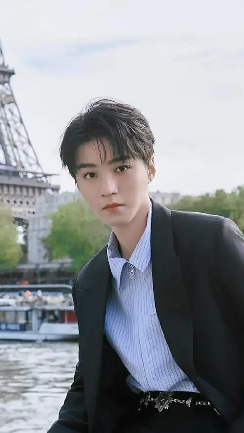 王俊凯 巴黎时装周