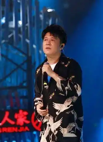 或许,很多人熟悉高进的歌 但对他这个名字画满了问号 出道以来 高进总