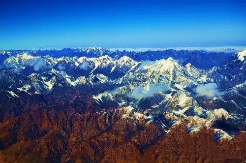 中国最长的山脉,山中居住着一位神仙,山上有一个地狱之门