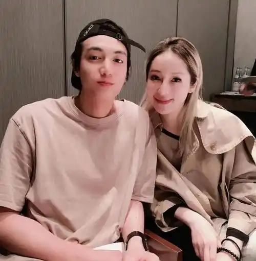 "恋爱小能手"萧亚轩携小16岁男友出行逛街秀恩爱,互动甜掉牙_黄皓