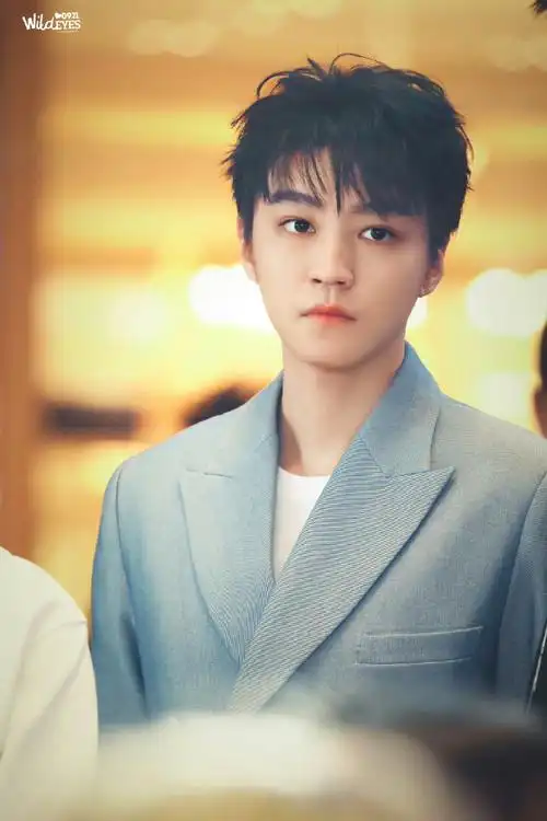 tfboys-王俊凯  回望  图cr:logo 侵删