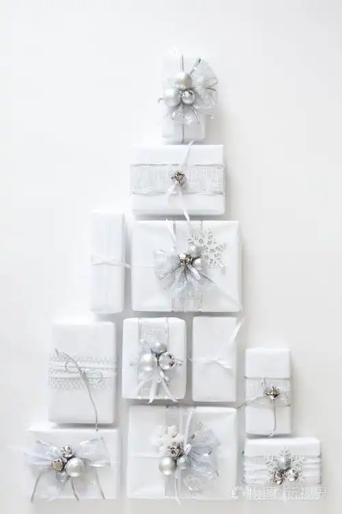 白色大理石背景顶部视图上的圣诞手工礼盒圣诞贺卡框架冬季圣诞节假期